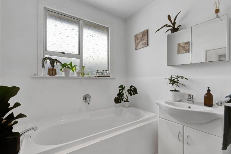 Photo of property in 19 Kahikatea Street, Inglewood, 4330