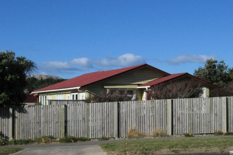 Photo of property in 35 Hicks Crescent, Waikanae Beach, Waikanae, 5036