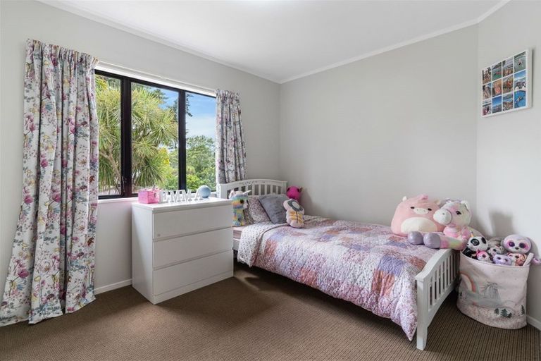 Photo of property in 1/70 Totaravale Drive, Totara Vale, Auckland, 0629