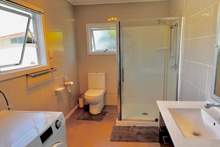 Photo of property in 4/304 Great North Road, Henderson, Auckland, 0612