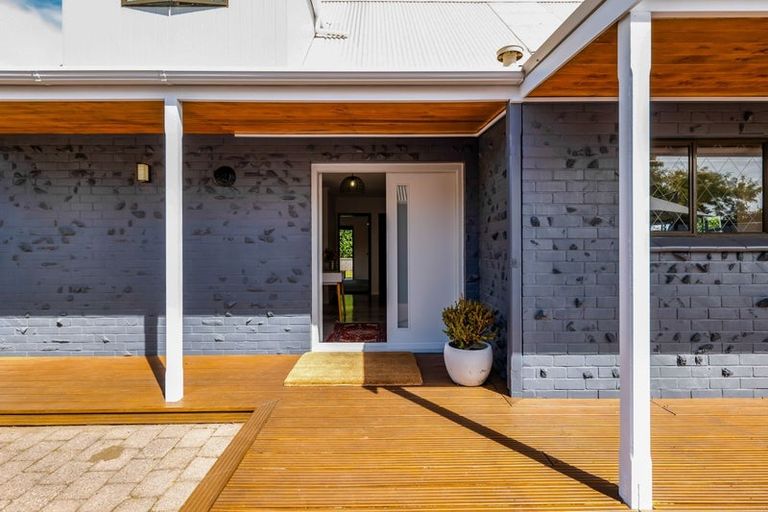 Photo of property in 76a Paynters Avenue, Strandon, New Plymouth, 4312