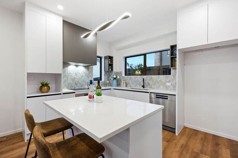 Photo of property in 5/81 Vodanovich Road, Te Atatu South, Auckland, 0610