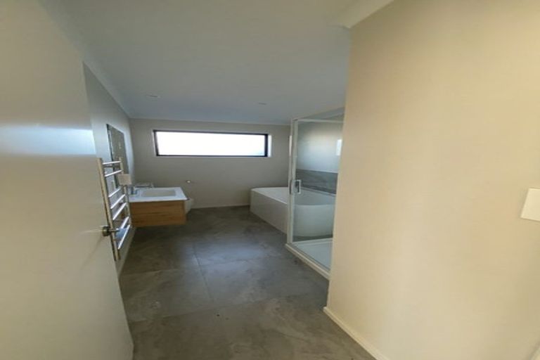 Photo of property in 18 Hammick Crescent, Pyes Pa, 3112