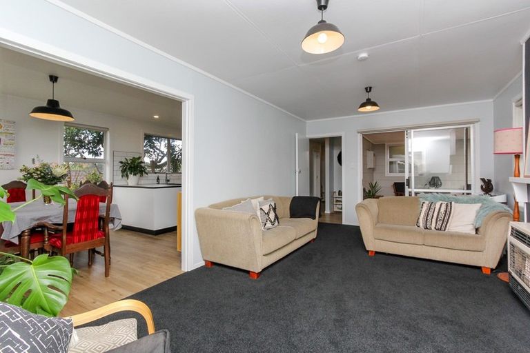 Photo of property in 83 Riversdale Drive, Merrilands, New Plymouth, 4312