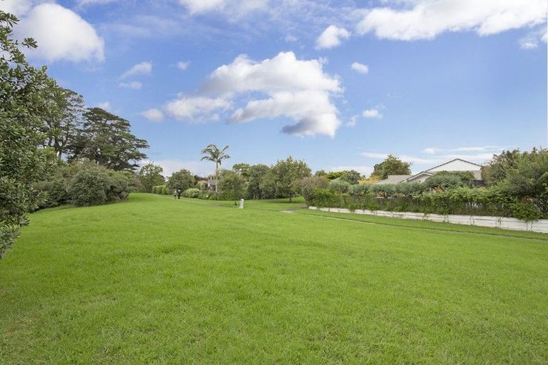 Photo of property in 22 Lochend Place, Highland Park, Auckland, 2010