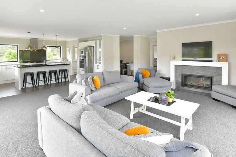 Photo of property in 4 Loretta Place, Red Beach, 0932