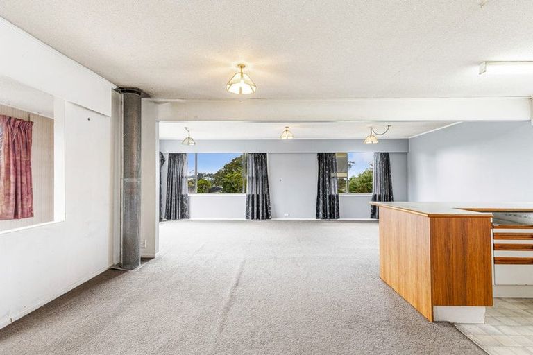 Photo of property in 19 Lydford Place, Glendene, Auckland, 0602