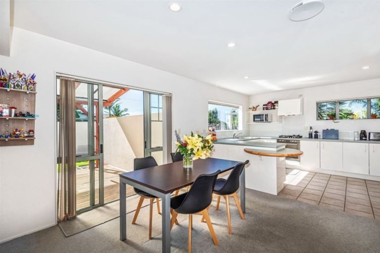 Photo of property in 1/140a East Coast Road, Forrest Hill, Auckland, 0620