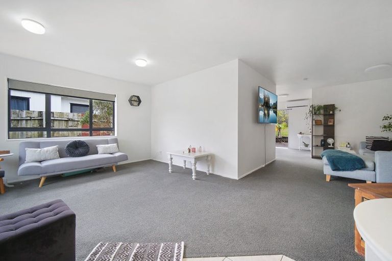 Photo of property in 12 Ginders Drive, Massey, Auckland, 0614