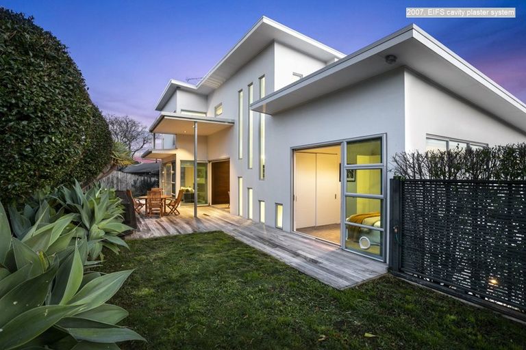 Photo of property in 32a Parr Terrace, Castor Bay, Auckland, 0620