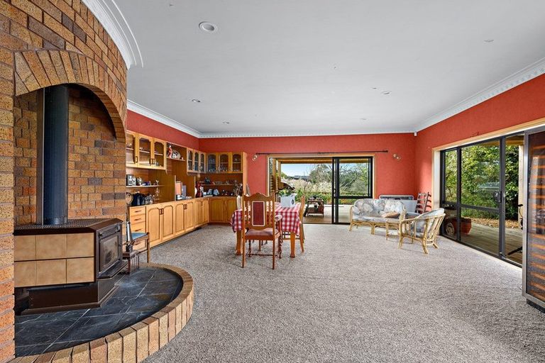 Photo of property in 27 Motu Road, Kumeu, 0891