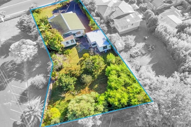 Photo of property in 300 Great North Road, Henderson, Auckland, 0612