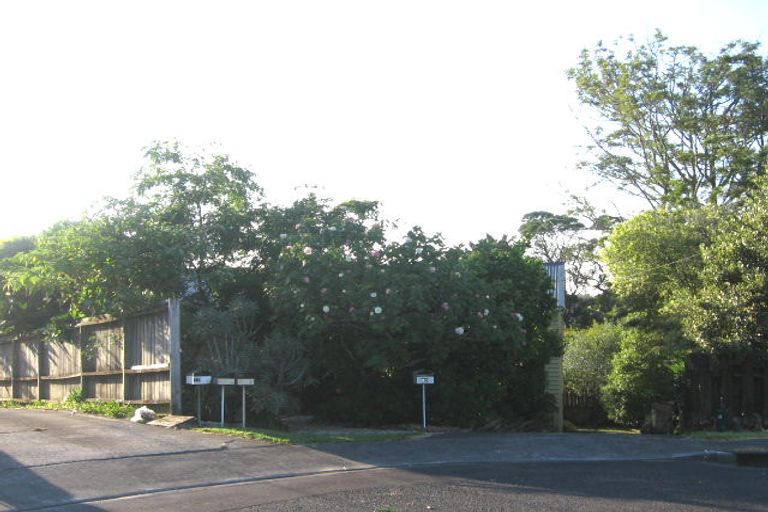 Photo of property in 21 Merton Avenue, Glenfield, Auckland, 0627