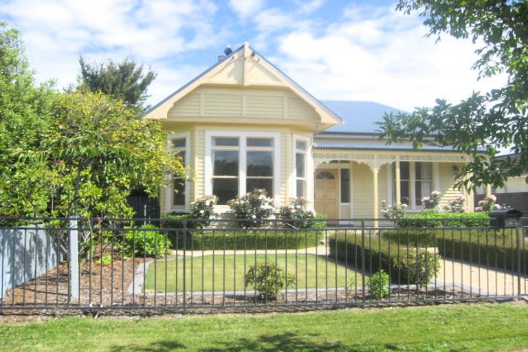Photo of property in 28 Martin Avenue, Beckenham, Christchurch, 8023