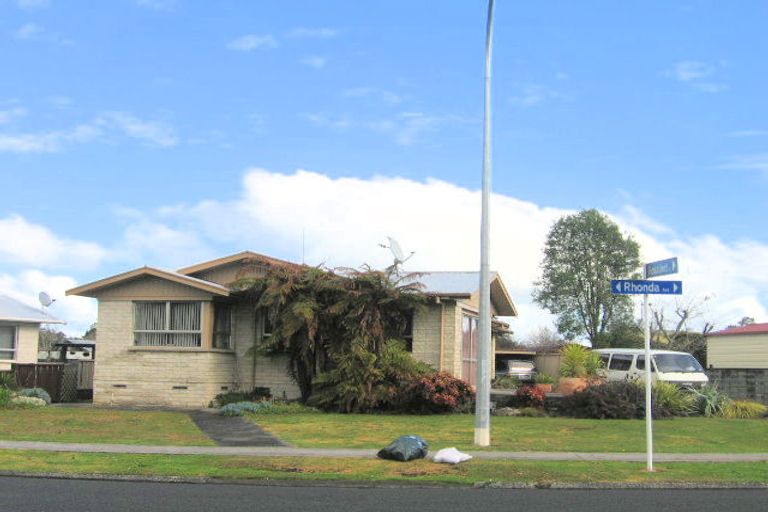 Photo of property in 27 Rhonda Avenue, Deanwell, Hamilton, 3206