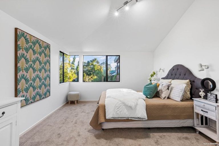 Photo of property in 2/9 Stoneleigh Court, Sunnynook, Auckland, 0632