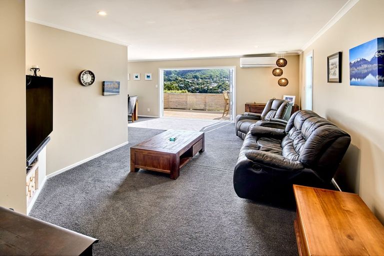 Photo of property in 6 Mayfair Place, Tawa, Wellington, 5028
