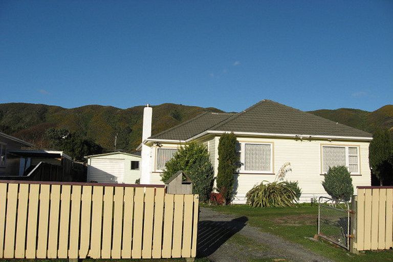 Photo of property in 4 Roberts Street, Wainuiomata, Lower Hutt, 5014