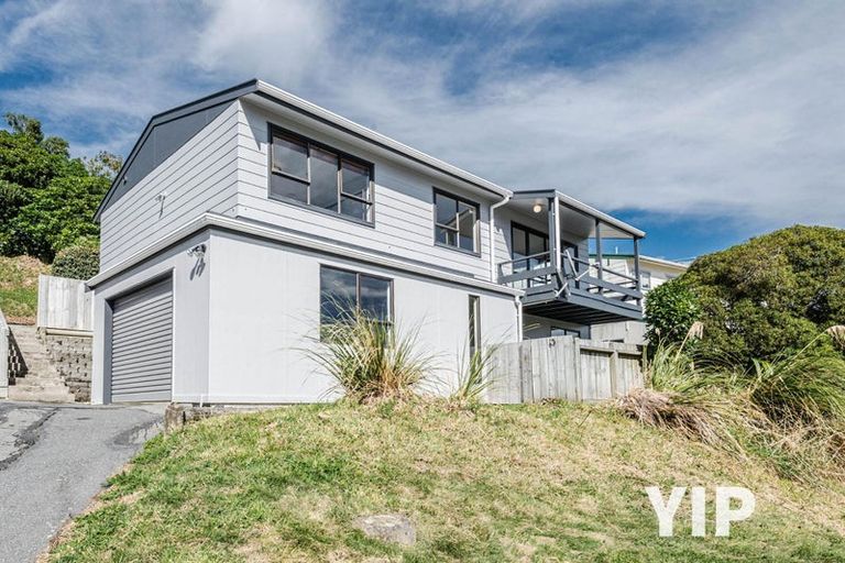 Photo of property in 44 Colchester Crescent, Newlands, Wellington, 6037