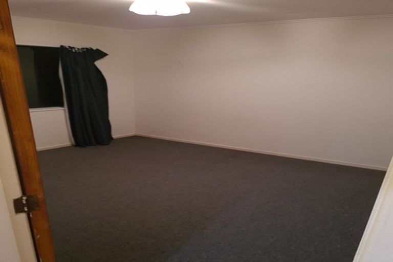 Photo of property in 25a Chetwode Grove, Newlands, Wellington, 6037