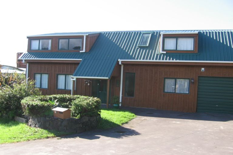 Photo of property in 11 Laingrange Place, Laingholm, Auckland, 0604