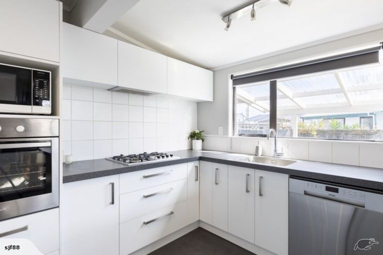 Photo of property in 6a Perrin Place, Kelvin Grove, Palmerston North, 4414