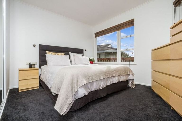 Photo of property in 1/818 East Coast Road, Oteha, Auckland, 0630