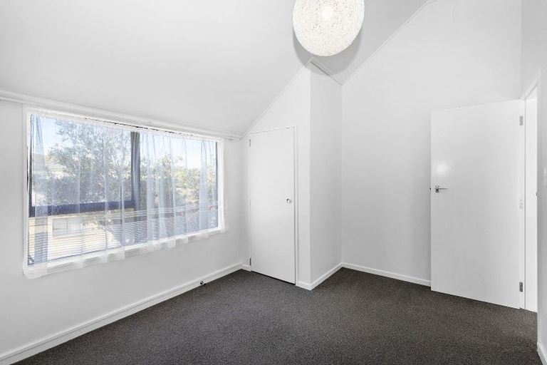 Photo of property in 128 Akaroa Drive, Maupuia, Wellington, 6022