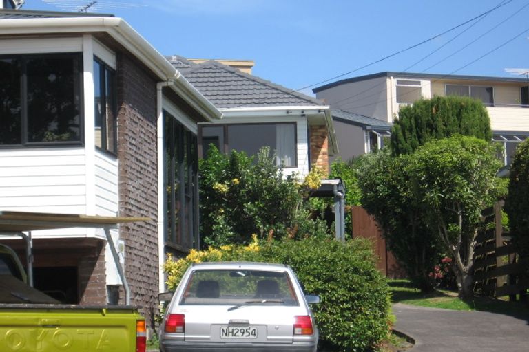 Photo of property in 1/42 Churchill Road, Murrays Bay, Auckland, 0630