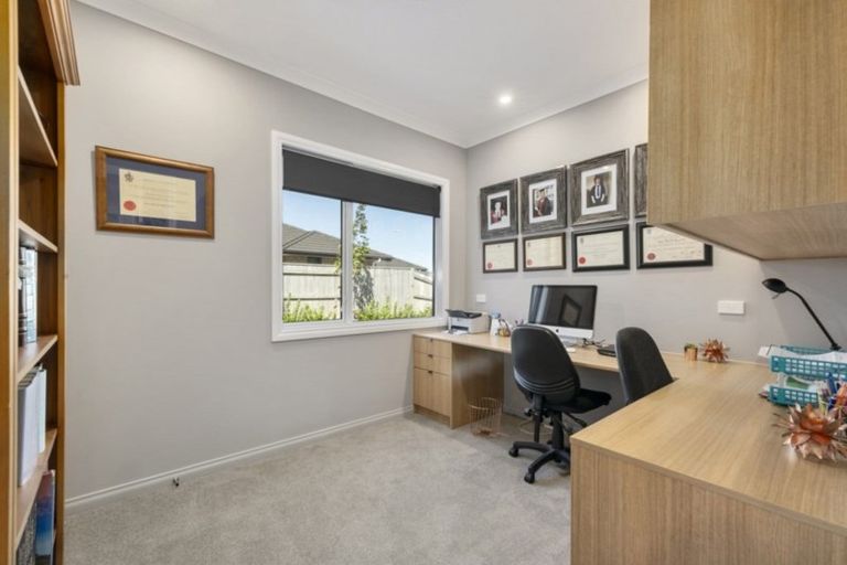 Photo of property in 124 Johnstone Drive, Fitzherbert, Palmerston North, 4410