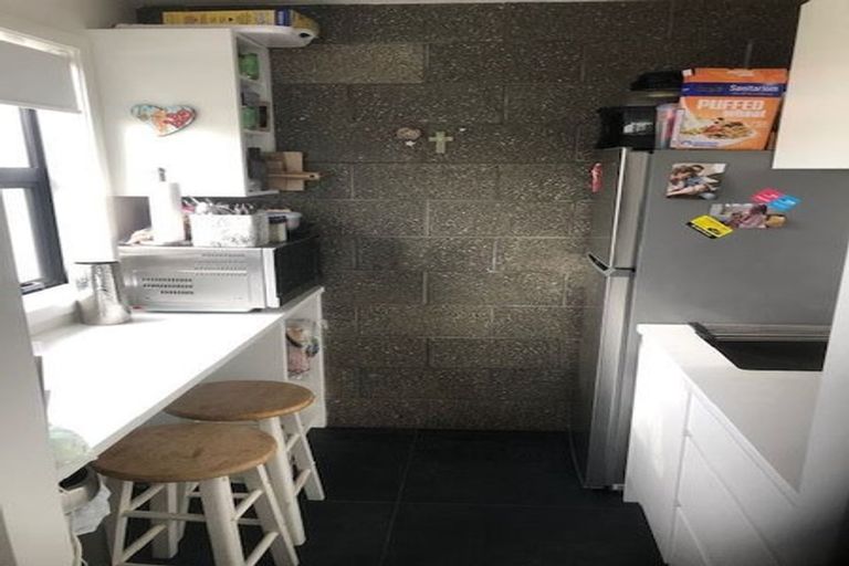 Photo of property in 16 Chapman Road, Te Atatu Peninsula, Auckland, 0610