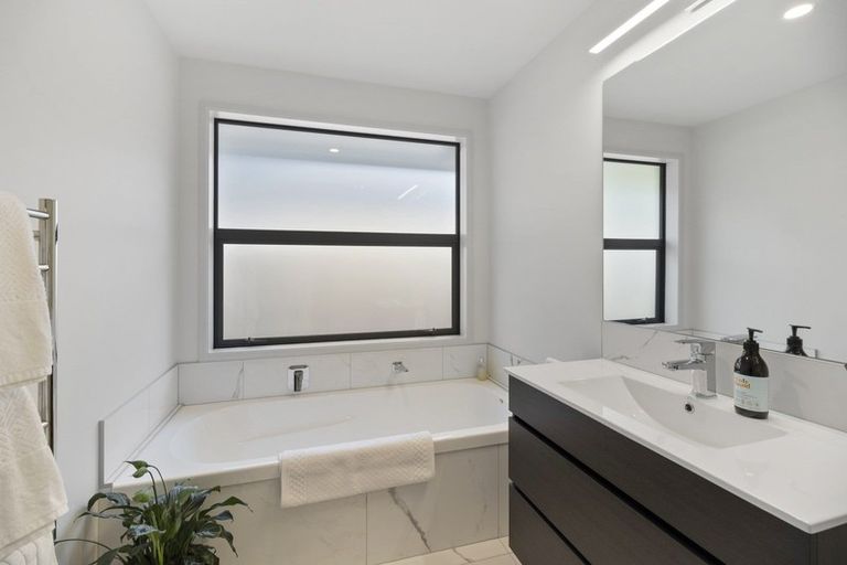 Photo of property in 5 Mackillop Way, Brooklands, New Plymouth, 4310