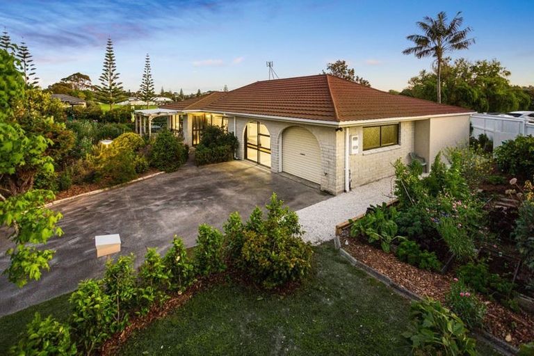 Photo of property in 2 Edgewater Grove, Orewa, 0931