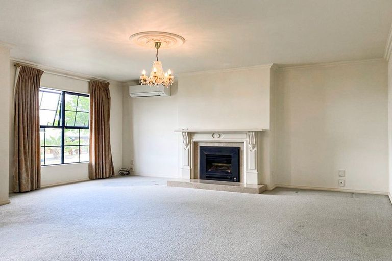 Photo of property in 20 Whiting Grove, West Harbour, Auckland, 0618