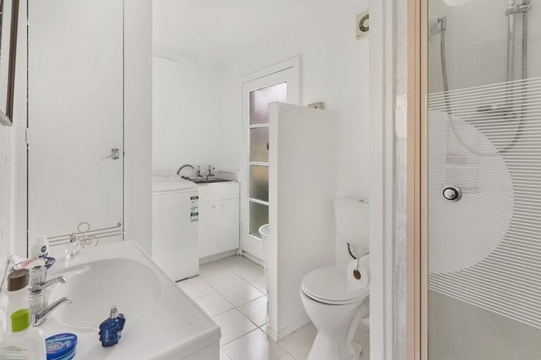 Photo of property in 28 Lowtherhurst Road, Massey, Auckland, 0614