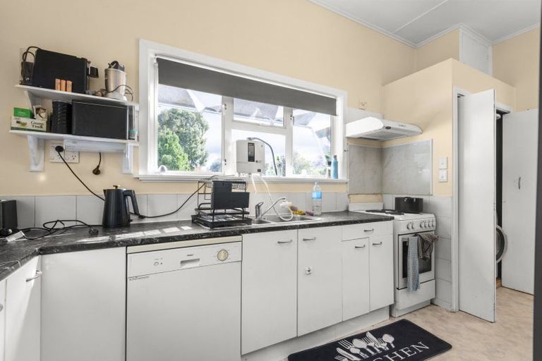 Photo of property in 16 Lyon Street, Marton, 4710