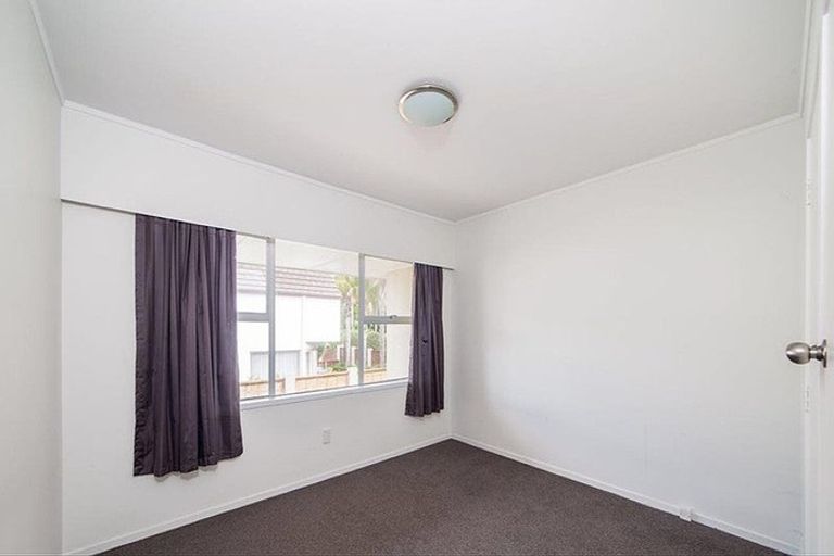 Photo of property in 2/16 Beach Road, Castor Bay, Auckland, 0620