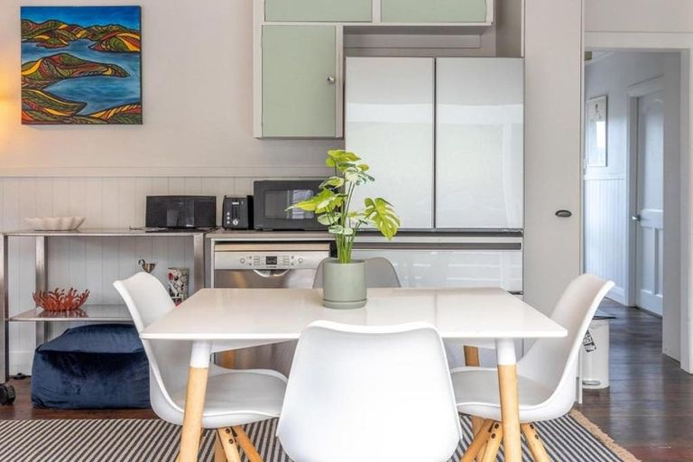 Photo of property in 70 Queens Drive, Oneroa, Waiheke Island, 1081