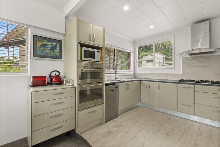 Photo of property in 46 Seaview Road, Marfell, New Plymouth, 4310