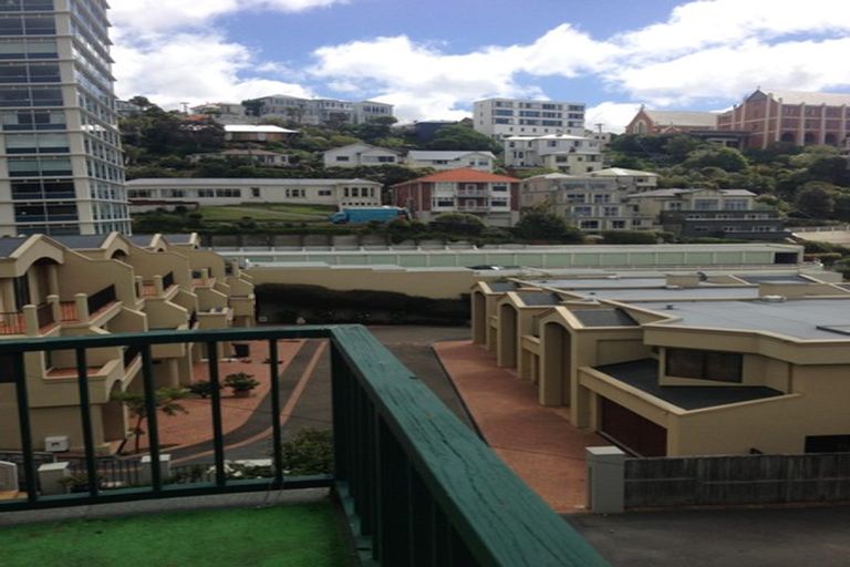 Photo of property in 216 Oriental Parade, Oriental Bay, Wellington, 6011