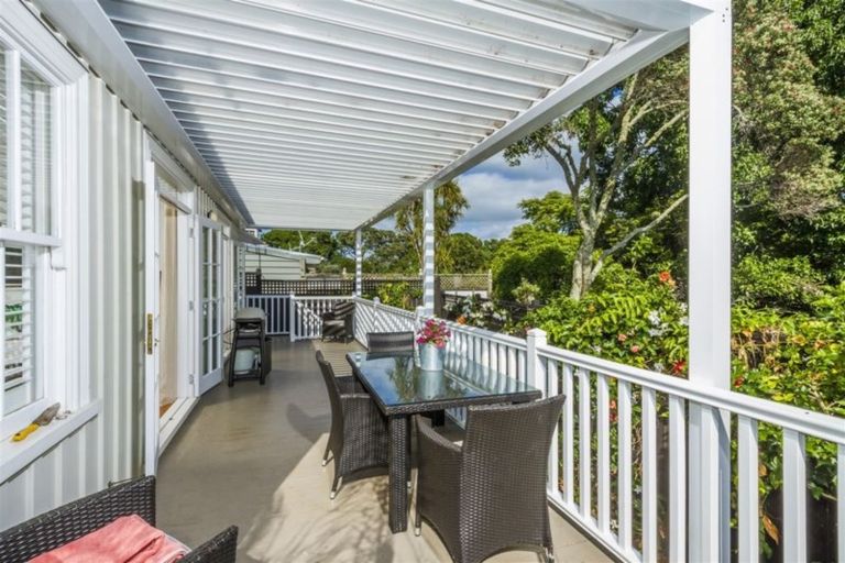 Photo of property in 17 Albert Road, Kelston, Auckland, 0602