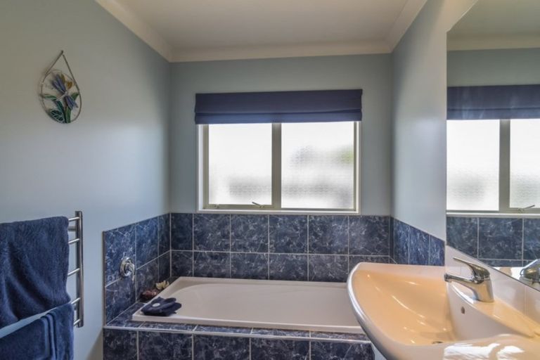 Photo of property in 28 Quadrant Heights, Paraparaumu, 5032