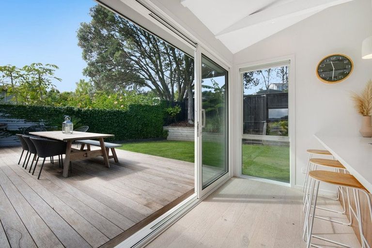 Photo of property in 10 Pohutukawa Avenue, Red Beach, 0932