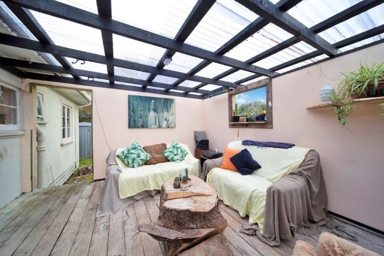 Photo of property in 1152 South Road, Oakura, 4314