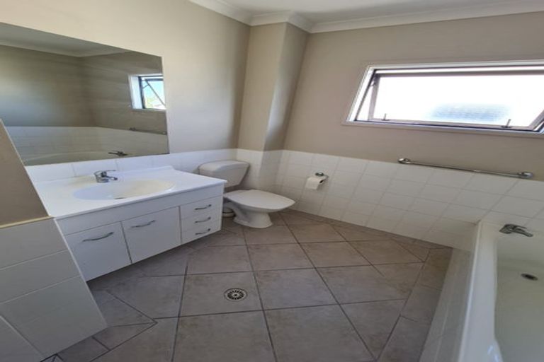 Photo of property in 38 Verdale Circle, Glen Eden, Auckland, 0602