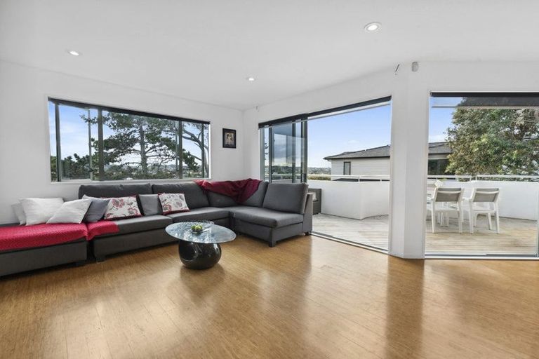 Photo of property in 2/89 Knights Road, Rothesay Bay, Auckland, 0630