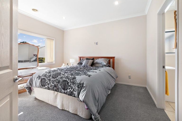 Photo of property in 33 Te Puia Drive, Aotea, Porirua, 5024