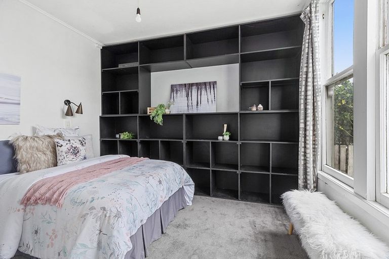 Photo of property in 5 Edinburgh Terrace, Berhampore, Wellington, 6023