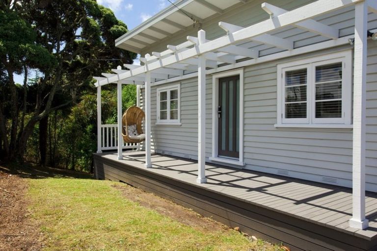 Photo of property in 39 Lyons Avenue, Murrays Bay, Auckland, 0630