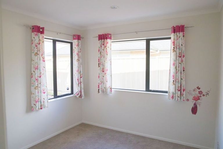 Photo of property in 12 Erceg Way, Rosehill, Papakura, 2113